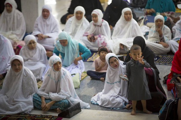 شاهد: ملايين المسلمين حول العالم يؤدون صلاة العيد