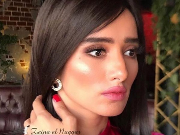 زينة تنشر صورة مع عائلتها.. والجمهور يتغزل في شقيقتها المحجبة