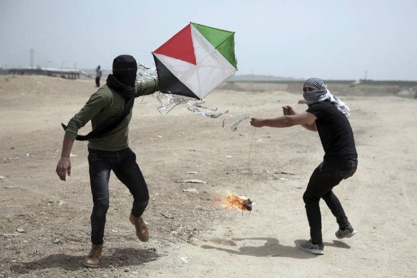 خلافات إسرائيلية حادة بشأن التعامل مع مطلقي الطائرات الورقية بغزة