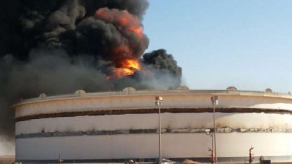 فيديو: احتراق مئات الآلاف من براميل النفط في ميناء راس لانوف بليبيا