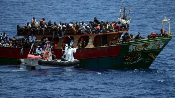 انتشال جثث مهاجرين وإنقاذ العشرات بسواحل ليبيا