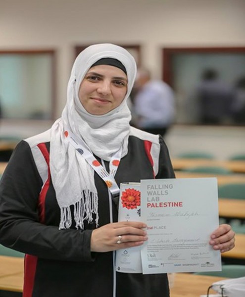 طالبة من جامعة النجاح تفوز بالمركز الثاني في مسابقة الجدران المتساقطة