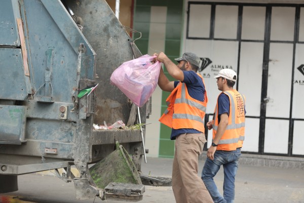 بلدية غزة تَجمع وتُرحل (3800) طن من النفايات خلال العيد