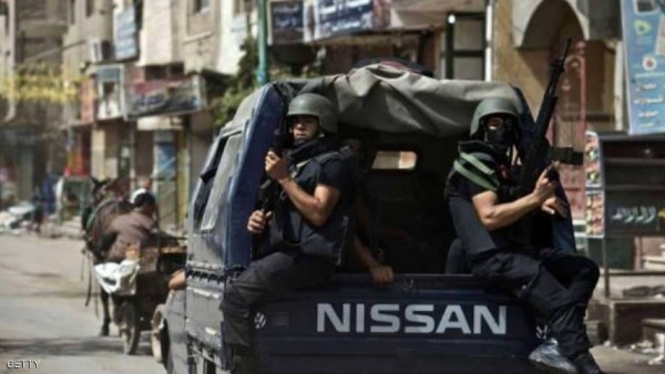 شرطي مصري يغتصب متهمة في السيارة أثناء ترحيلها لسجن آخر