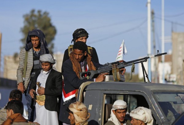 "خسائر كارثية" للحوثيين في يوم تحرير مطار الحديدة