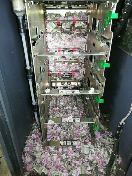 فئران تمزق أوراقا نقدية داخل ماكينة صرف