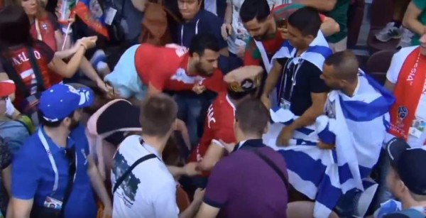 فيديو: شاهد ماذا فعلت جماهير المغرب بشخص أراد رفع علم إسرائيل