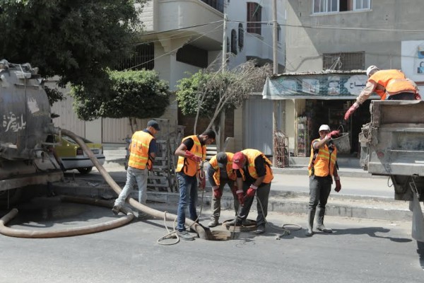 (بلدية غزة) تدعو المواطنين للحفاظ على شبكات الصرف الصحي