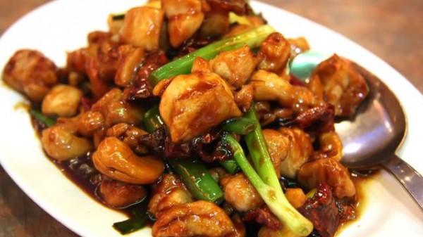 فيديو: الدجاج بالكاجو على الطريقة الصينية