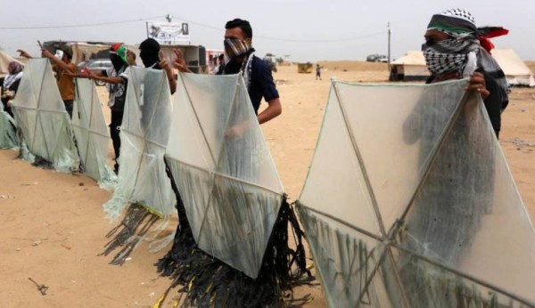 طائرة استطلاع إسرائيلية تستهدف مُطلقي الطائرات الورقية جنوب قطاع غزة