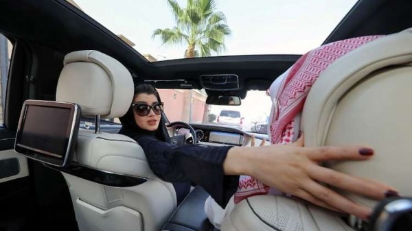 ساعات تفصل المرأة السعودية عن مقود قيادة السيارات!
