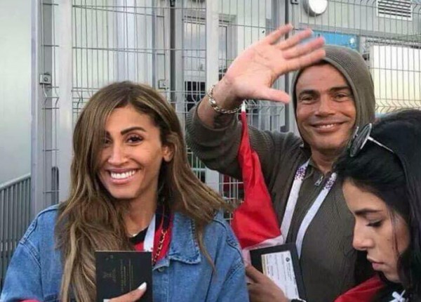 عمرو دياب يحتضن دينا الشربيني.. والأخيرة تعانق طليقته شيرين رضا أمامه
