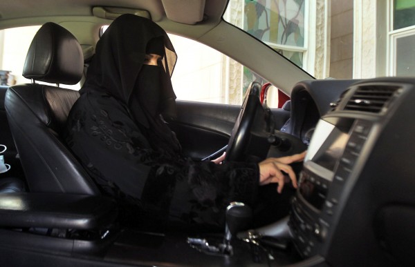 السعودية تُحذّر المرأة من هذه المخالفات عند قيادة السيارات