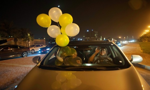 شاهد: السعوديات يبدأن بقيادة السيارات بشكل رسمي