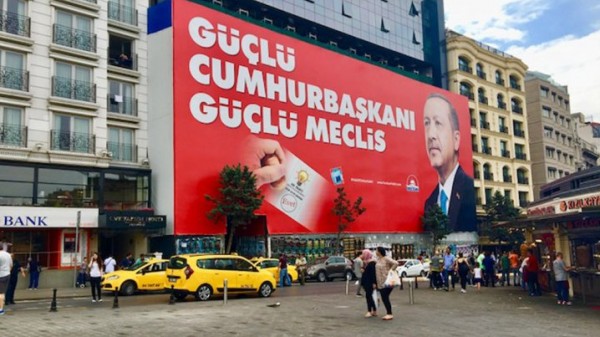 أكثر من 56 مليون ناخب تركي يُدلون بأصواتهم في الانتخابات المبكرة