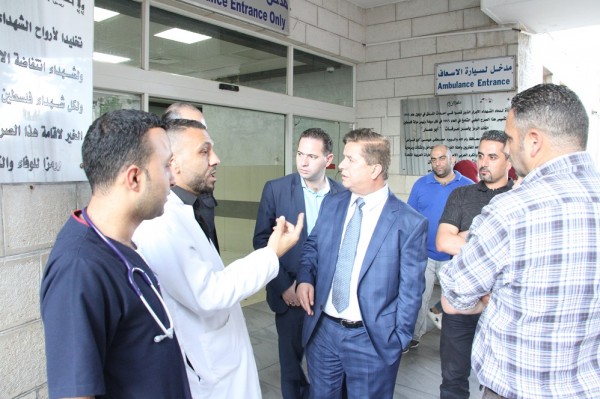 وزير الصحة يتفقد سير العمل في مجمع فلسطين الطبي