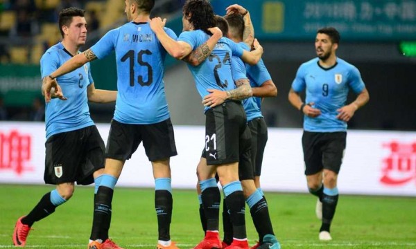أورغواي تهزم روسيا وتتصدر المجموعة الأولى