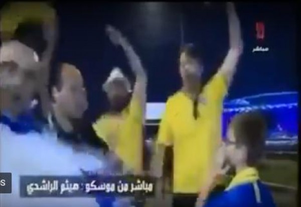 شاهد كيف تصرف صحفي تونسي حينما قاطعه مشجعون يحملون علم إسرائيل