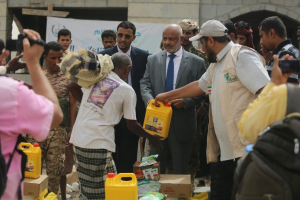 محافظ الحديدة يوزع مساعدات غذائية وايوائية لنازحي تهامة في عدن