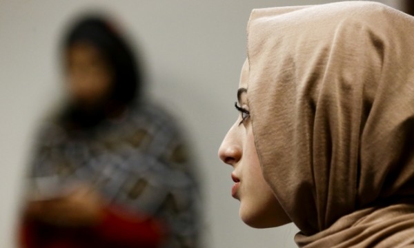 أستاذة بجامعة إسبانية تطلب من طالبتين خلع الحجاب.. وهذا ما فعله زملائهما