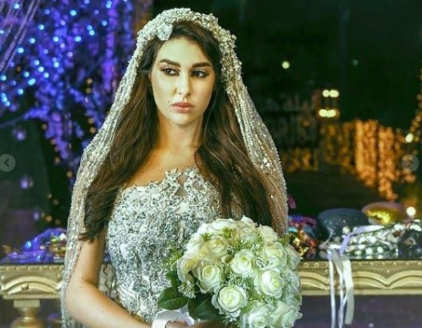 صور: ياسمين صبري تخطف الأنظار بفستان زفافها الفخم
