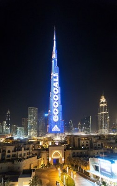 ‫أعلى لوحة في العالم على "برج خليفة" تستقطب عشاق كرة القدم