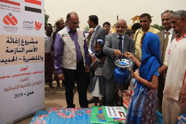 اليمن: توزيع سلل ايوائية وغذائية لنازحي الحديدة
