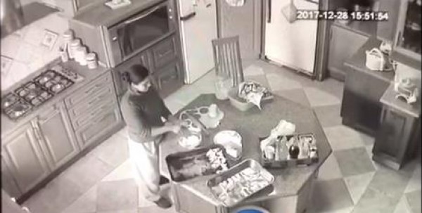فيديو: كاميرا مراقبة ترصد فعل قبيح لخادمة منزلية وهي تعد الطعام