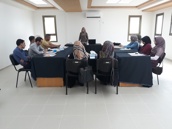 جمعية رابطة الخريجين المعاقين بصرياً تستهدف موظفي البنك الإسلامي الفلسطيني بدورة تدريبية