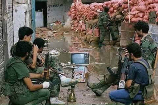 صورة من الأرشيف.. مقاتلو فتح يشاهدون مباريات كأس العالم 1982