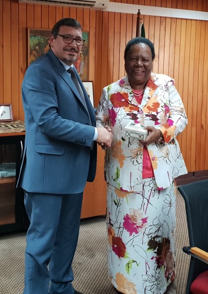 السفير الدجانى يلتقى وزيرة التعليم العالى والبحث العلمى في جنوب افريقيا .