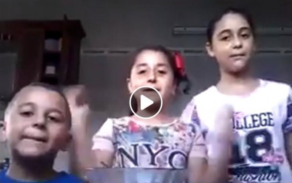 شاهد: رصد لحظة قصف إسرائيلي أثناء تصوير أطفال بغزة لفيديو اجتماعي