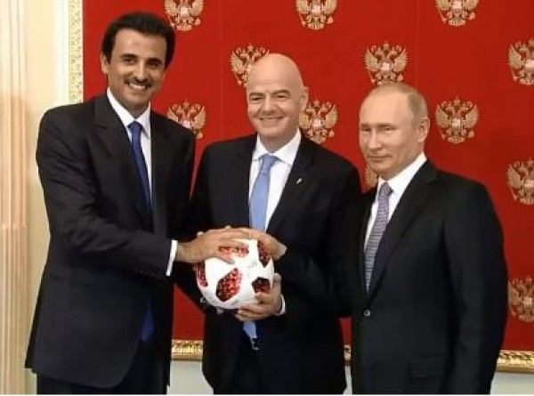 شاهد: الرئيس الروسي يُسلم أمير قطر الراية الرمزية لمونديال 2022