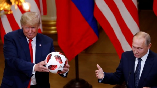 شاهد: بوتين يمنح ترامب "كرة سوريا" في الملعب الأمريكي