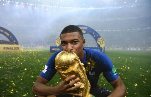 هذا ما فعله نجم المنتخب الفرنسي بجائزة كأس العالم 2018  9998899939