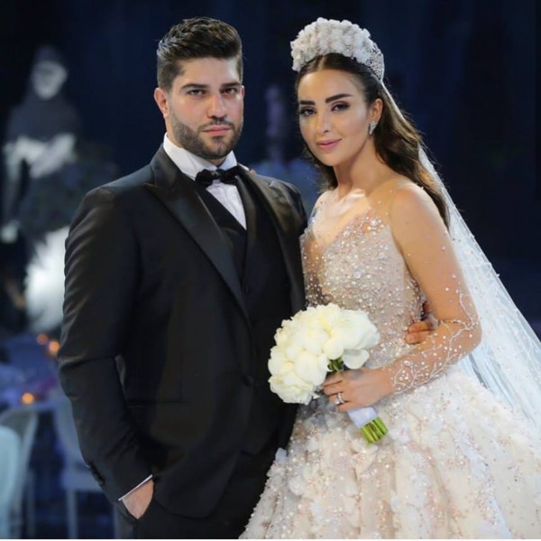 فستان عروس لبنانية مُرصع بـ10,000 حبة كريستال و3,000 وردة يدوية يُبهر الفتيات
