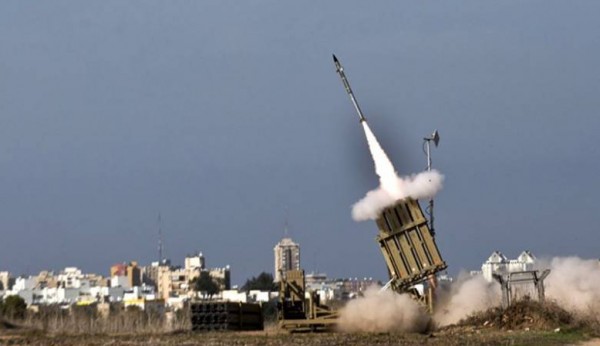 فيديو: لحظة محاولة القبة الحديدية اعتراض صواريخ المقاومة شرق مدينة غزة