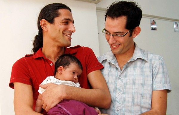 مثليو الجنس يضربون عن العمل في إسرائيل بسبب "تأجير الأرحام"