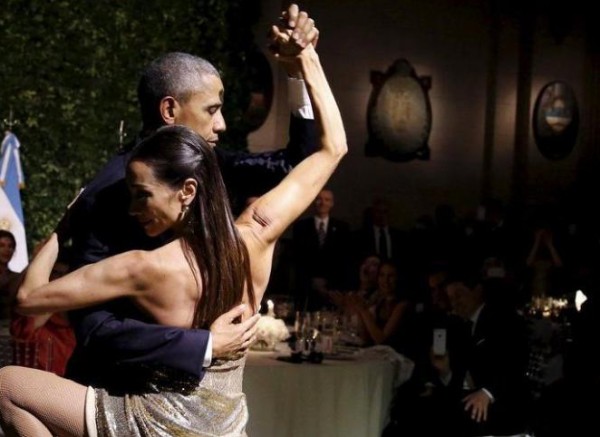 "أوباما" يستعرض قدراته بالرقص المثير مع جدته