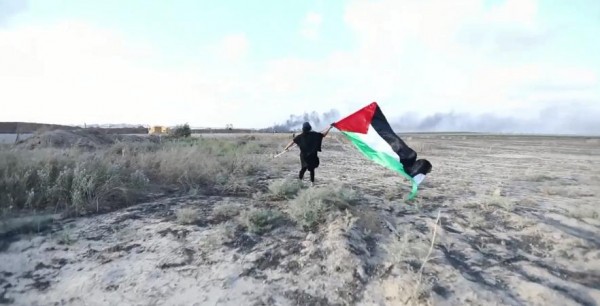 شاهد: فيديو من الجانب الإسرائيلي.. رفع راية كبيرة لعلم فلسطين بغلاف غزة