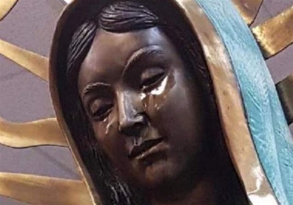 تمثال السيدة العذراء يبكي دموعا من زيت الزيتون في المكسيك