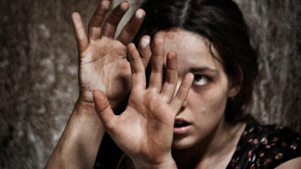 مسؤولة عربية تقيم حفلة "اغتصاب جماعي" لفتاة قاصر في مصر