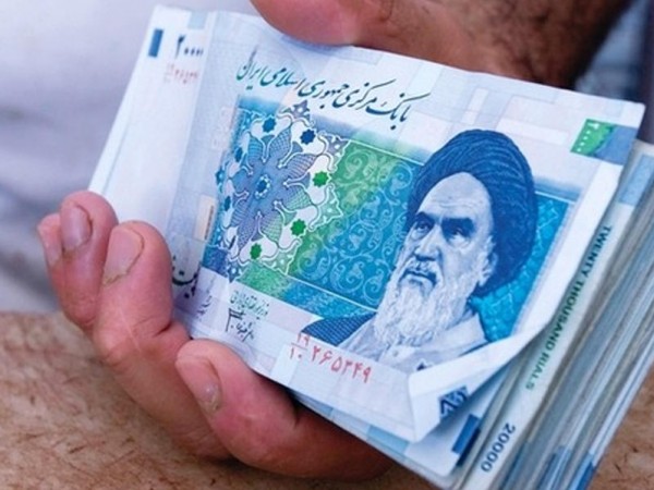 العملة الإيرانية تواصل انهيارها مع بدء مهام الرئيس الجديد للبنك المركزي