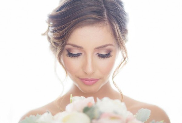 كيف تتجنبين انتفاخ العينين يوم الزفاف؟