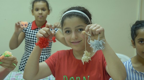 فنون الفتيات في ملتقى الحمرية الصيفي يتدربن على "مشغولات يدوية"