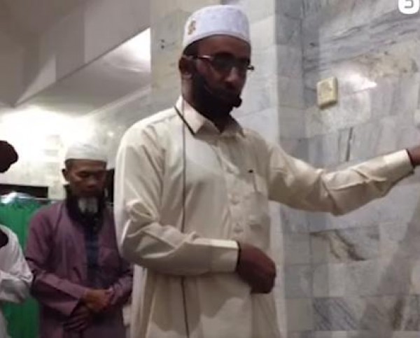 شاهد.. ماذا فعل إمام مسجد في أندونيسيا لحظة وقوع الزلزال المُدمر