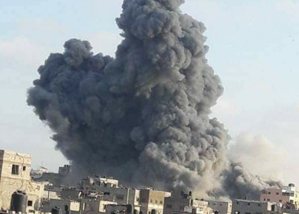 شاهد: بأكثر من عشرة صواريخ.. الطيران الإسرائيلي يدمر مؤسسة "المسحال" بغزة بشكل كامل