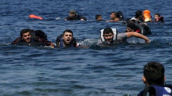 خفر السواحل ينقذ 26 مهاجراً فلسطينياً وسورياً