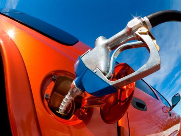 لماذا يحذر خبراء السيارات من ملء خزان الوقود بالكامل في الأيام الحارة؟