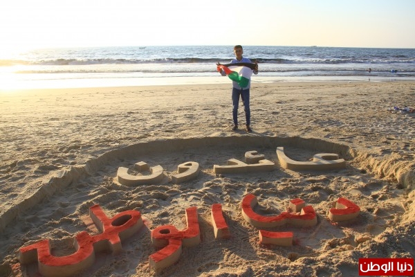 شاهد: طفل فلسطيني يُبدع بفن الرسم على رمال البحر